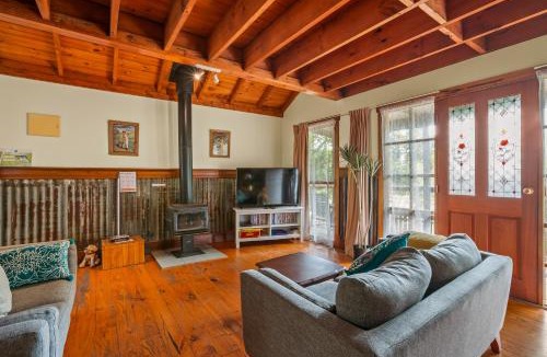 Badger Creek House | StayAU The Loft 1BR Rustic Picturesque Cottage