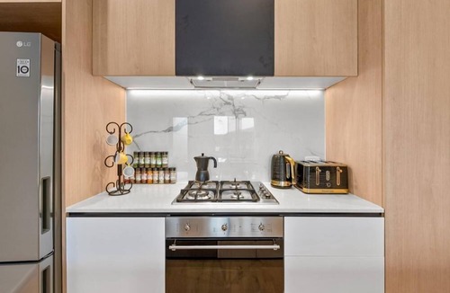 Coburg Apartment | StayCentral - Boulevard Gardens (Coburg) - Sacramento Way, Coburg - 3 Bedrooms, 4 Beds, 2 Bathrooms, 2 secure undercover parking spots.