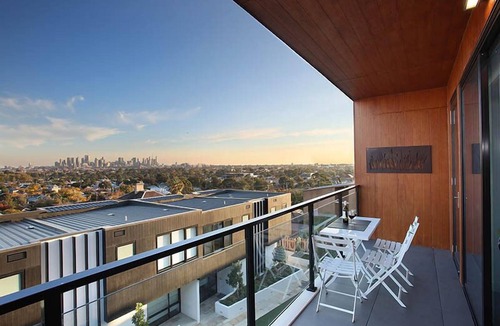Northcote Apartment | StayCentral - Northcote Hill Penthouse - Campbell Grove, Northcote - 2 Bedrooms, 2 Beds, 1 Bathroom, 1 secure undercover parking spot.