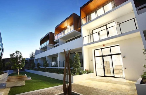 Northcote Apartment | StayCentral - Northcote Hill Penthouse - Campbell Grove, Northcote - 2 Bedrooms, 2 Beds, 1 Bathroom, 1 secure undercover parking spot.