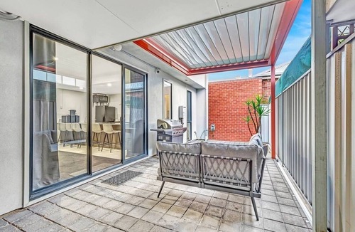 Hackney Apartment | Stellar Apartments 3 bedroom apartment with rooftopviews overlooking the city