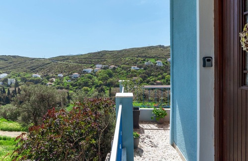 Steniai Apartment | Stenies' Nook Apartment with Sea View, Shared Garden & Wi-Fi