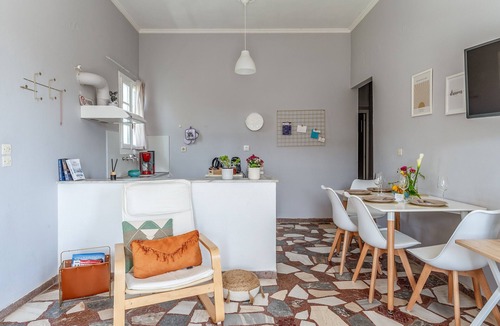 Steniai Apartment | Stenies' Nook Family Home Apartment with Sea View, Shared Garden & Wi-Fi