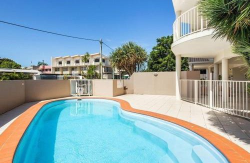 Mudjimba Apartment | Steps From The Beach 3br Apt FREE Wifi,Pool,Parking,Smart TV