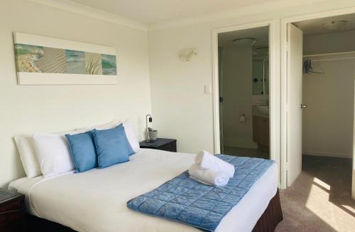 Mudjimba Apartment | Steps From The Beach 3br Apt FREE Wifi,Pool,Parking,Smart TV