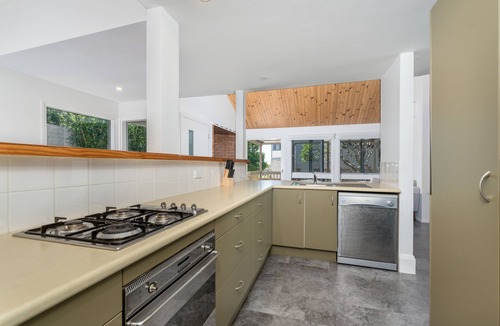 Newcastle House | Stevenson Beach Cottage - Newcastle East