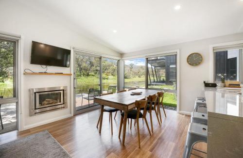 Lake Crackenback House | Stillwater Chalet B - Amazing Lakefront 2BR Chalet l BBQ l Gym l Tennis l Indoor Pool
