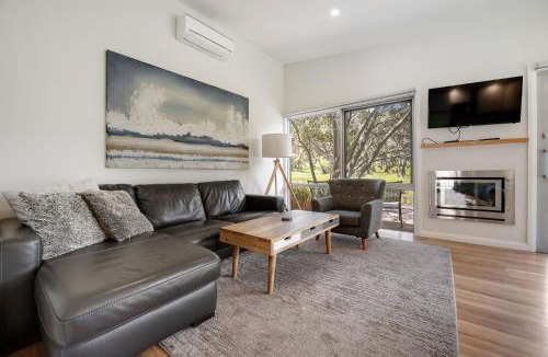 Lake Crackenback House | Stillwater Chalet B - Amazing Lakefront 2BR Chalet l BBQ l Gym l Tennis l Indoor Pool