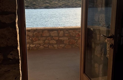 Skala House | Stone house next to the Sea on Arki island