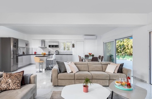 Gennadi House | Strandvilla Viviane Paulos für 12 Personen by Interhome