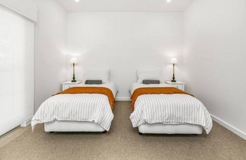 Port Elliot House | Strangeways Stays -Slps 10 4 Bdrm Oceanview
