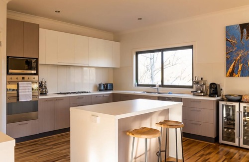 Porepunkah House | Streamside Retreat - Located in Porepunkah