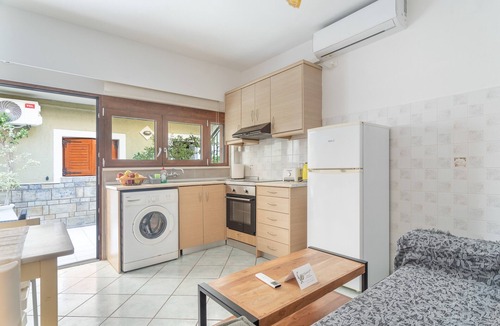 Argostoli Town Apartment | Studio 'Ainos' with Private Terrace, Wi-Fi and Air Conditioning