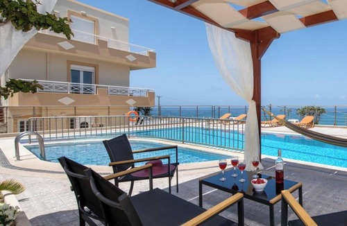 Sfakaki Apartment | Studio Apartment '1 Two Adults' with Sea View, Shared Pool and Wi-Fi