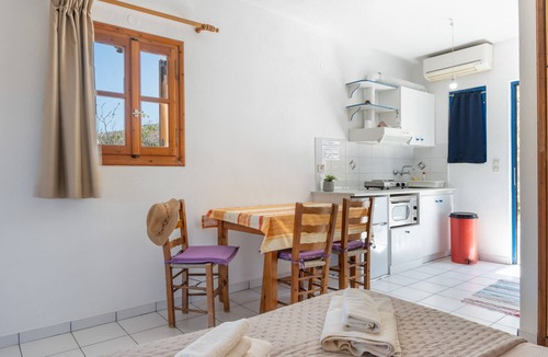 Pisses Apartment | Studio Apartment '4' with Sea View, Wi-Fi and Air Conditioning