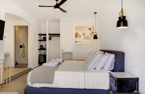 Syros House | Studio Apartment "Blueros - Black Stone Suite" with Sea View, Shared Pool & Wi-Fi