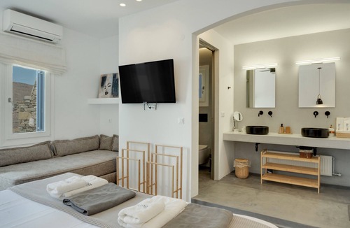 Syros House | Studio Apartment "Blueros - Black Stone Suite" with Sea View, Shared Pool & Wi-Fi