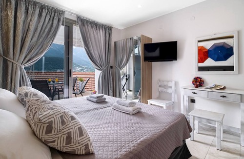Geni Apartment | Studio Apartment "Chakalaka 5" with Sea View, Shared Pool & Wi-Fi