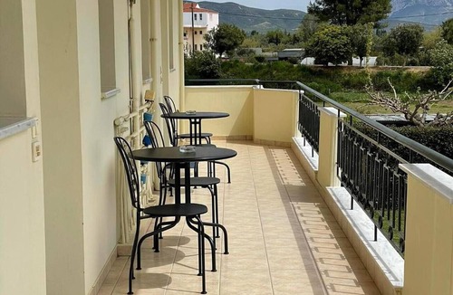 Mesolongi Apartment | Studio Apartment 'Flo's 1' with Shared Garden, Wi-Fi and Air Conditioning
