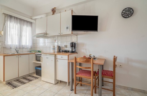 Mesolongi Apartment | Studio Apartment 'Flo's 4' with Shared Garden, Wi-Fi and Air Conditioning