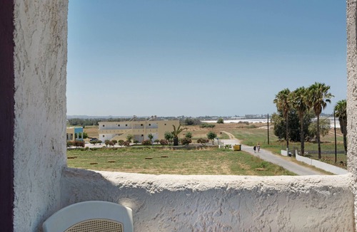Tingaki Apartment | Studio Apartment 'Golden Sun 9' with Sea View, Shared Pool and Wi-Fi