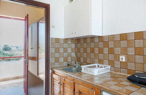 Tingaki Apartment | Studio Apartment 'Golden Sun 7' with Sea View, Shared Pool and Wi-Fi