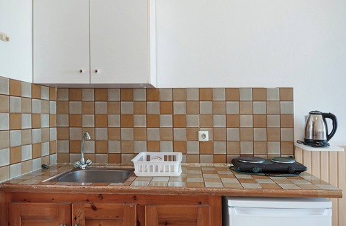 Tingaki Apartment | Studio Apartment 'Golden Sun 7' with Sea View, Shared Pool and Wi-Fi