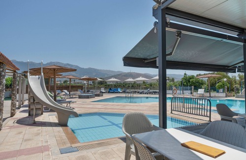 Tingaki Apartment | Studio Apartment 'Golden Sun 3' with Sea View, Shared Pool and Wi-Fi