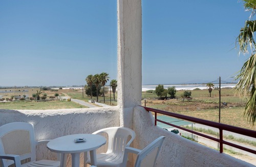 Tingaki Apartment | Studio Apartment 'Golden Sun 5' with Sea View, Shared Pool and Wi-Fi
