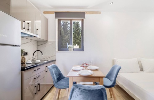 Tsoukaladhes Apartment | Studio Apartment 'Groundfloor 2' with Sea View, Wi-Fi and Air Conditioning