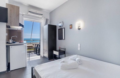 Pidima Kyras Apartment | Studio Apartment 'Iguana 16' with Sea View, Wi-Fi and Air Conditioning
