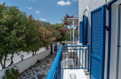 Parikia Apartment | Studio Apartment 'Livadia Seaside Studios 11' with Shared Terrace, Wi-Fi and Air Conditioning