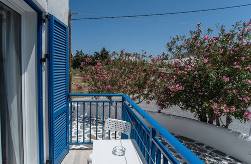 Parikia Apartment | Studio Apartment 'Livadia Seaside Studios 11' with Shared Terrace, Wi-Fi and Air Conditioning