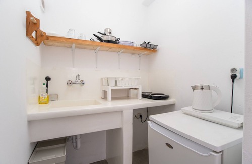 Parikia Apartment | Studio Apartment 'Livadia Seaside Studios 12' with Shared Terrace, Wi-Fi and Air Conditioning