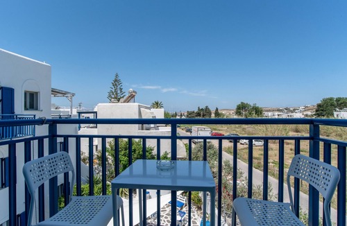 Parikia Apartment | Studio Apartment 'Livadia Seaside Studios 12' with Shared Terrace, Wi-Fi and Air Conditioning