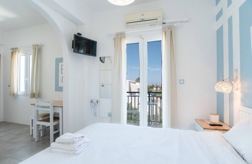 Parikia Apartment | Studio Apartment 'Livadia Seaside Studios 12' with Shared Terrace, Wi-Fi and Air Conditioning