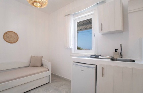Mikri Vigla Apartment | Studio Apartment 'Maroulis Studios - 8' with Private Garden, Wi-Fi & Air Conditioning