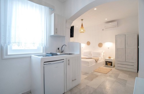 Mikri Vigla Apartment | Studio Apartment 'Maroulis Studios - 8' with Private Garden, Wi-Fi & Air Conditioning