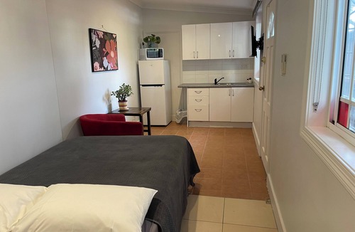 Manly Apartment | Studio apartment minutes to beachn