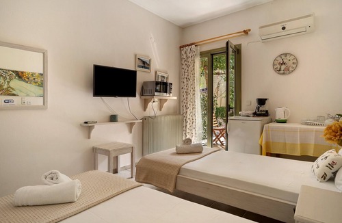Kalamitsi House | Studio Apartment 'Nontas Home 20' with Mountain View, Wi-Fi and Air Conditioning