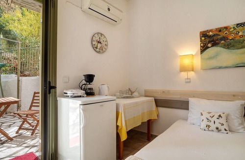 Kalamitsi House | Studio Apartment 'Nontas Home 20' with Mountain View, Wi-Fi and Air Conditioning