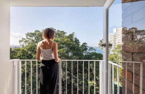 Elizabeth Bay Apartment | Studio Apt With Parking Balcony & Water Views