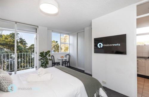 Elizabeth Bay Apartment | Studio Apt With Parking Balcony & Water Views