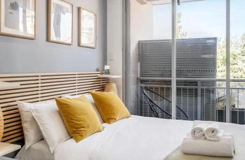 Surry Hills Apartment | Studio in Crown St - Private Balcony & Aircon