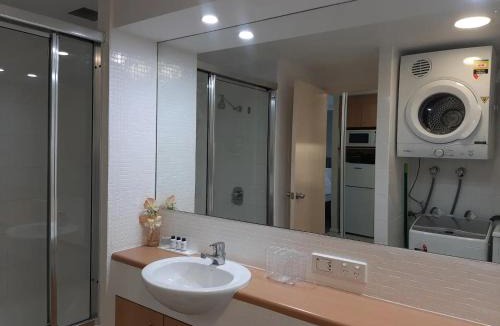 The Entrance Apartment | Studio with Pool, Spa and Gym