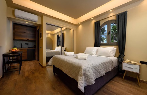 Dafnata Hotel | Studio with terrace ground floor and Communal Pool