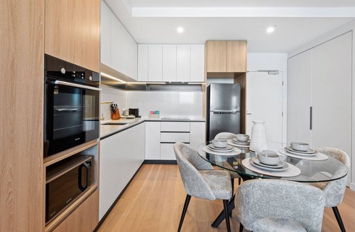 Alphington Apartment | Stunning 1-Bed with City Views and Amenities