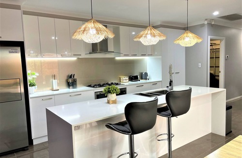 Mildura House | Stunning 2 BR with Spa, landscaped garden