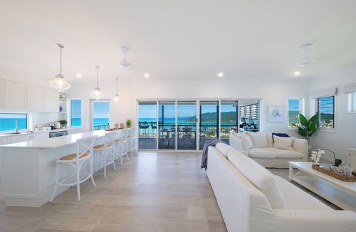 Airlie Beach House | Stunning 3 bedroom House with 180 degree ocean views