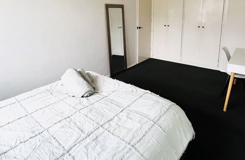 St Kilda West Apartment | Stunning apartment within minutes of everything